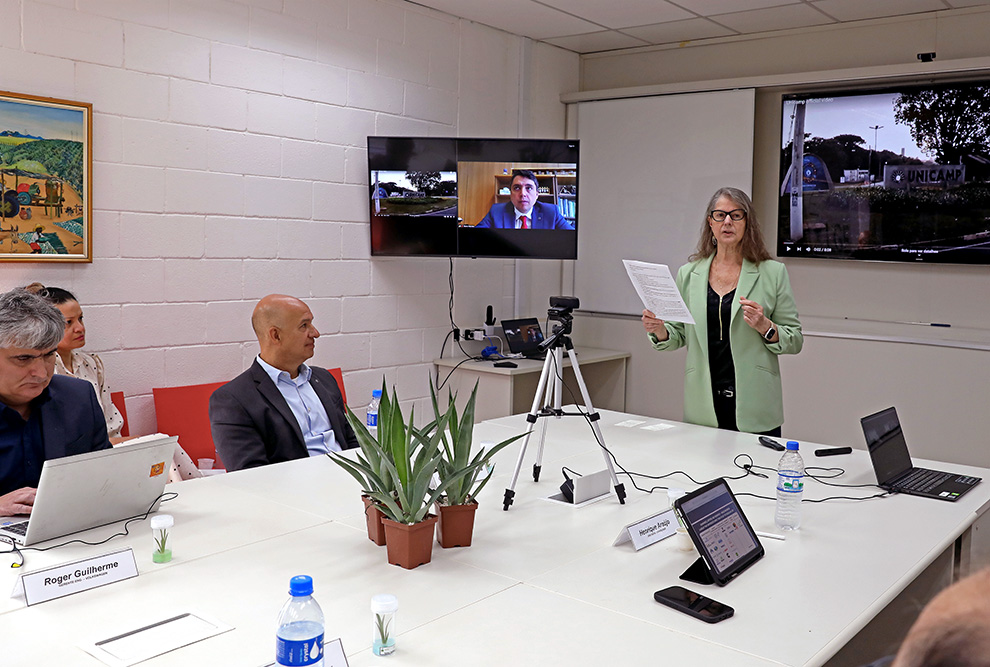 A pró-reitora em exercício Maria Luiza Moretti abriu o encontro organizado pelo Laboratório de Genômica e Bioenergia do IB