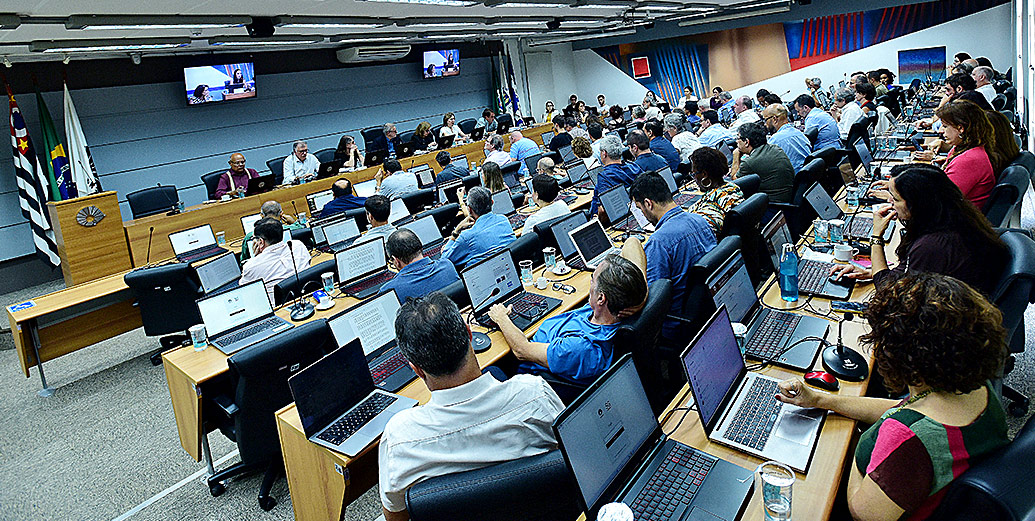 Sessão ordinária do Consu que aprovou o Relatório