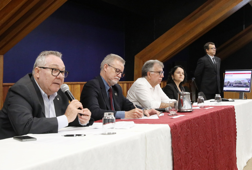 Mesa de abertura contou com o chefe de gabinete Paulo Cesar Montagner, o reitor Antonio Meirelles, o pró-reitor de Graduação Ivan Toro e a assessora da Daepe Joice Melo Vieira