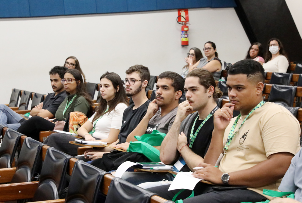 Experiências nas políticas de permanência nas federais e estaduais