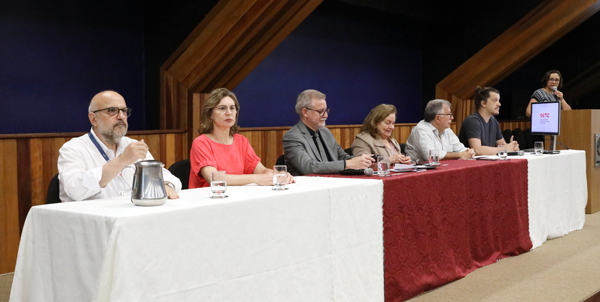 Cerimônia de abertura do seminário contou com a presença do reitor e outros representantes da Administração Central