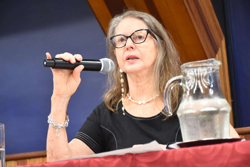 Foto colorida da coordenadora geral da Universidade em 2024, professora Maria Luiza Moretti