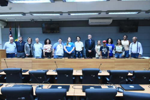 Dirigentes da Universidade e novos integrantes do Conselho Universitário depois da cerimônia de posse