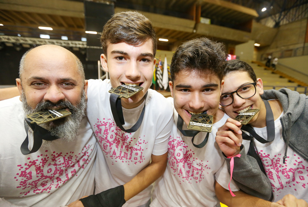 Podem se inscrever estudantes de escolas públicas e privadas, que sejam medalhistas ou tenham um ótimo desempenho em 26 competições de conhecimento do ensino médio aceitas