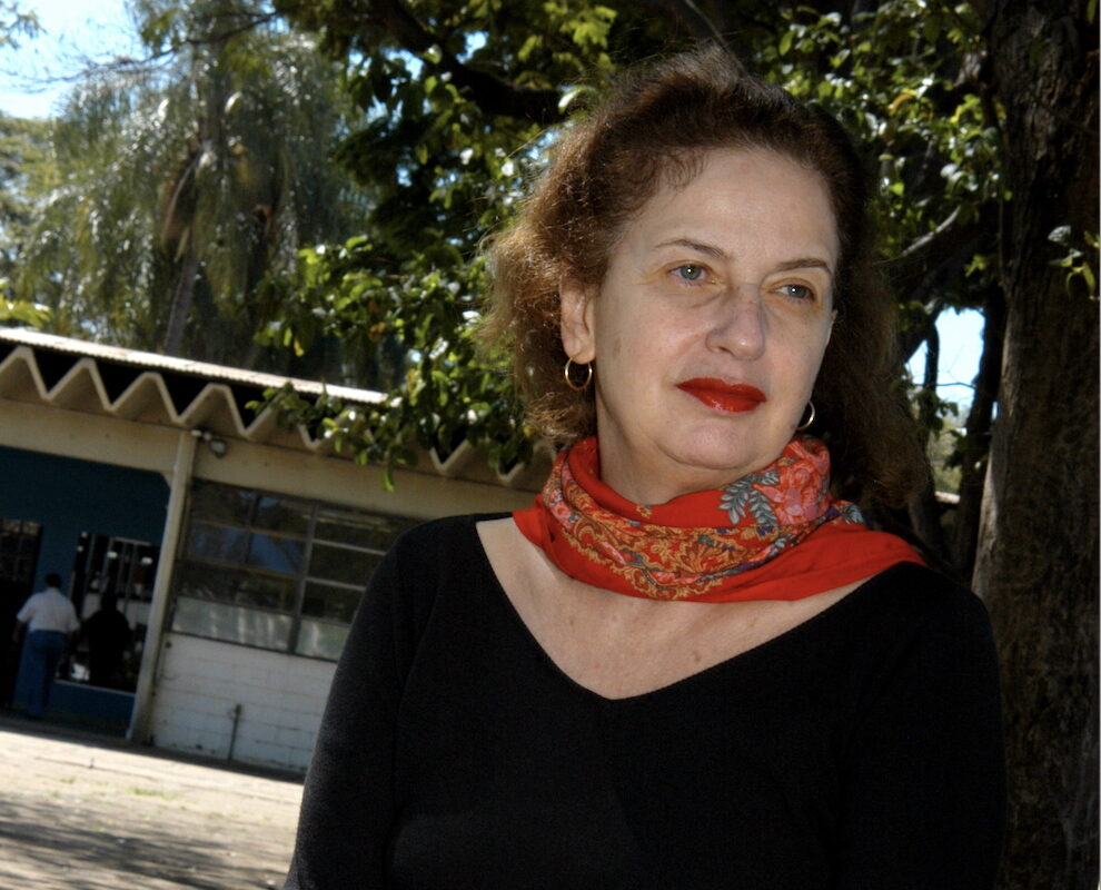 Foto colorida da professora Marília de Andrade