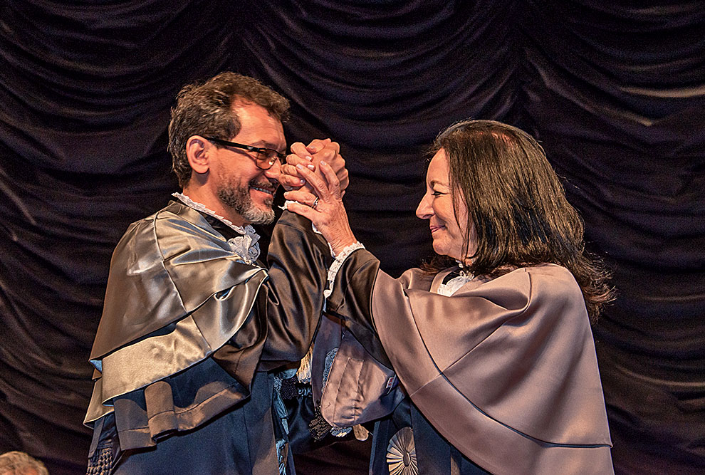 Maysa Furlan e Cesar Martins, reitora e vice-reitor, comemoram durante a cerimônia de posse