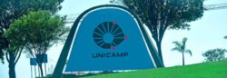 Arco de concreto com painel branco, estampado logo da Unicamp