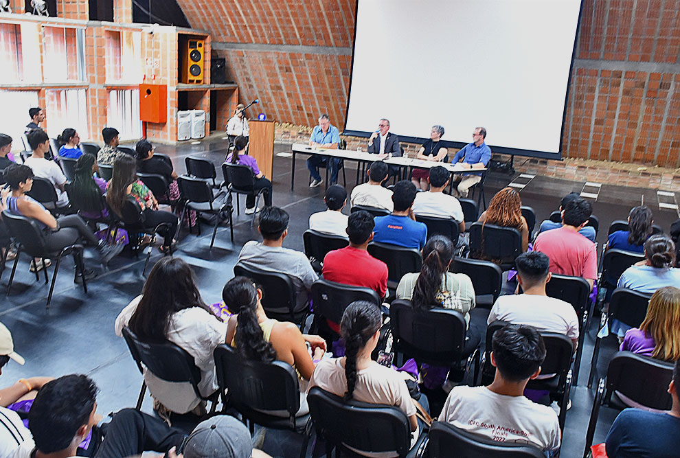 A programação incluiu a apresentação da Uniin, uma iniciativa voluntária conduzida por alunos que funciona como uma rede de apoio aos estrangeiros 