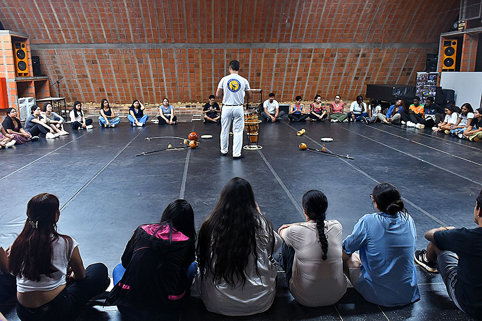 Os estudantes puderam participar de uma oficina de capoeira e aprenderam sobre os instrumentos e a prática 