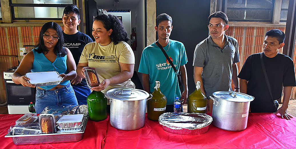 Comidas e bebidas típicas da tradição indígena foram preparadas pelos veteranos para recepcionar os ingressantes