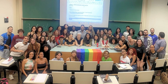 Turma participante da aula inaugural no dia 12 de março; primeira vez na história da Faculdade de Educação que se abre espaço para discussão do tema (Foto: Divulgação)