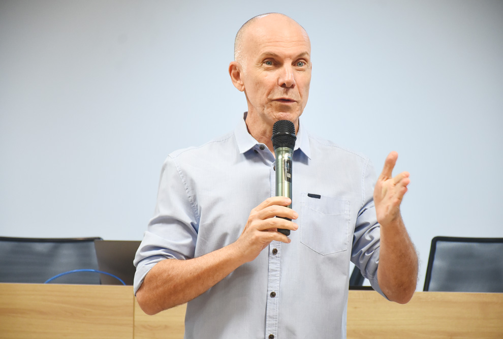 O professor Arnaldo Pinto Jr., coordenador da EA2: processo permanente de renovação