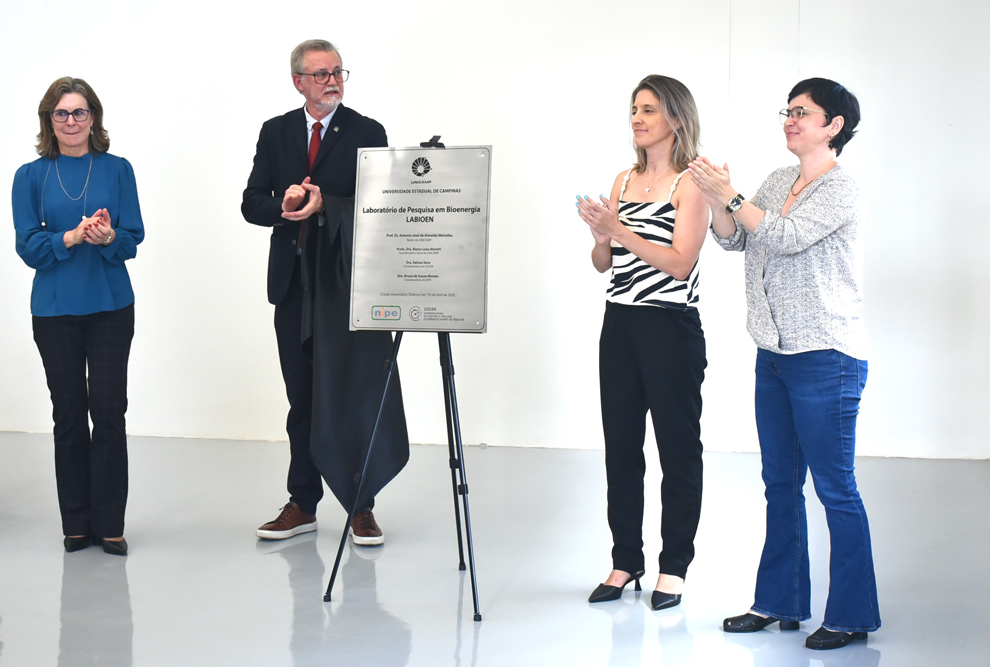 Autoridades durante a cerimônia de inauguração que teve descerramento de placa