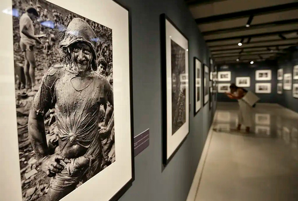 Mostra 50 anos da Revolução dos Cravos em Portugal, em maio de 2024: as primeiras fotografias de Sebastião Salgado