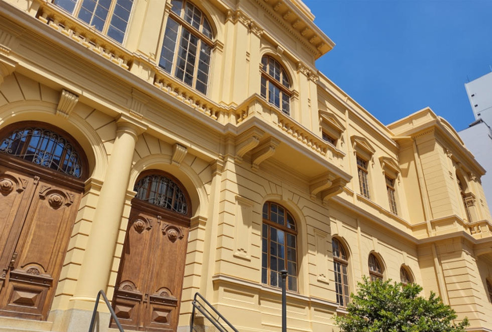 Fachada dos colégios Cotil (à esquerda) e do Cotuca (à direita): reparação histórica