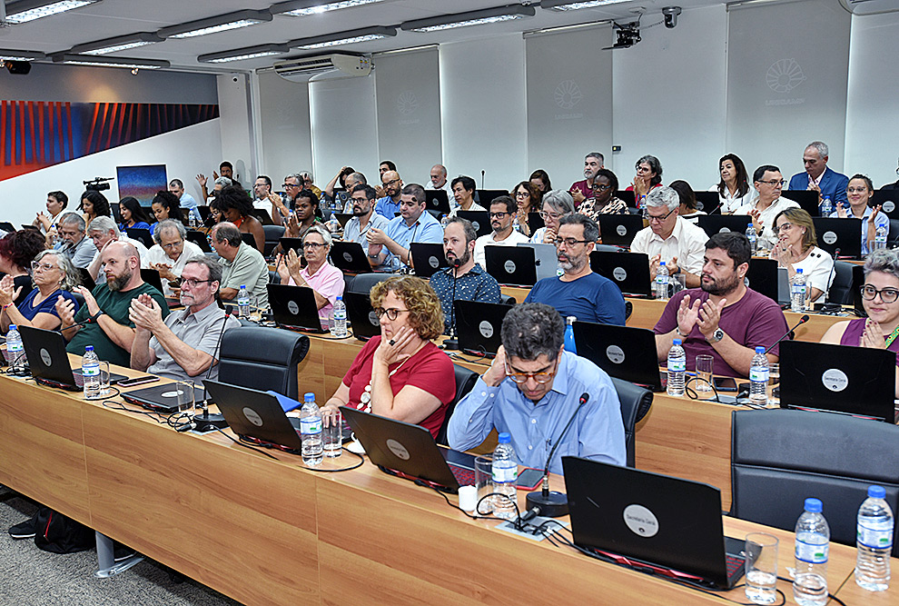 Representantes do Conselho Universitário durante sessão ordinária; voto é obrigatório para todos os docerntes ativos