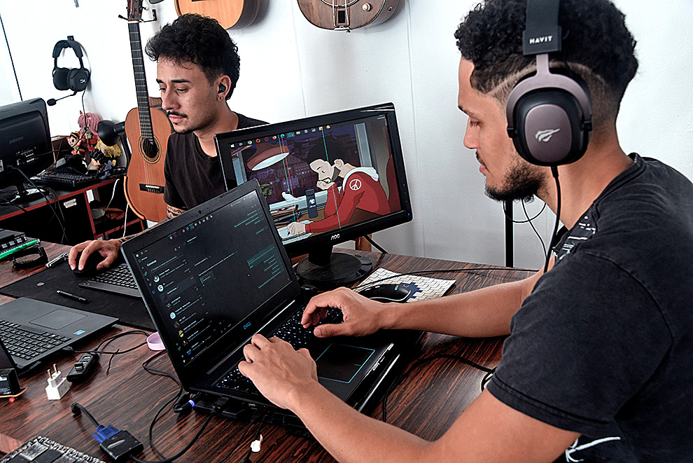 Estudantes do curso de Mùsica e residentes na Moradia durante atividade; as 253 casas contam com acesso a uma internet de qualidade e de alta velocidade