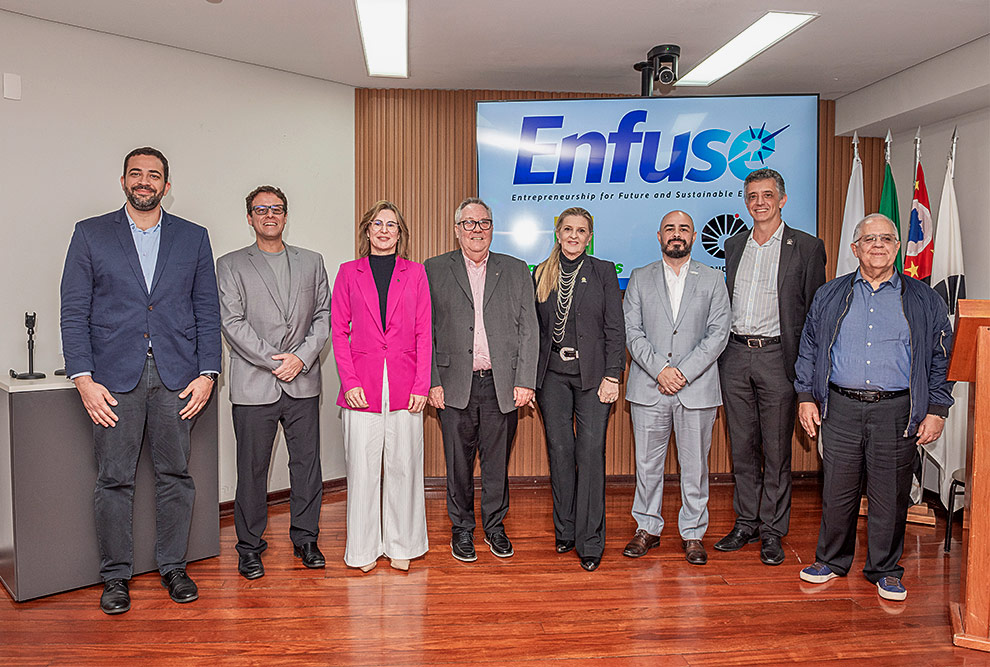 Autoridades presentes na cerimônia de assinatura do acordo inédito entre Unicamp e Petrobras; o projeto recebeu o nome de Enfuse 
