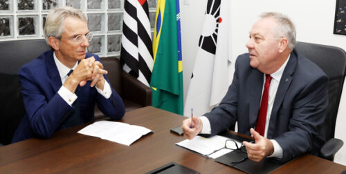 O reitor Paulo Cesar Montagner (dir.) conversa com o embaixador Emmanuel Lenain