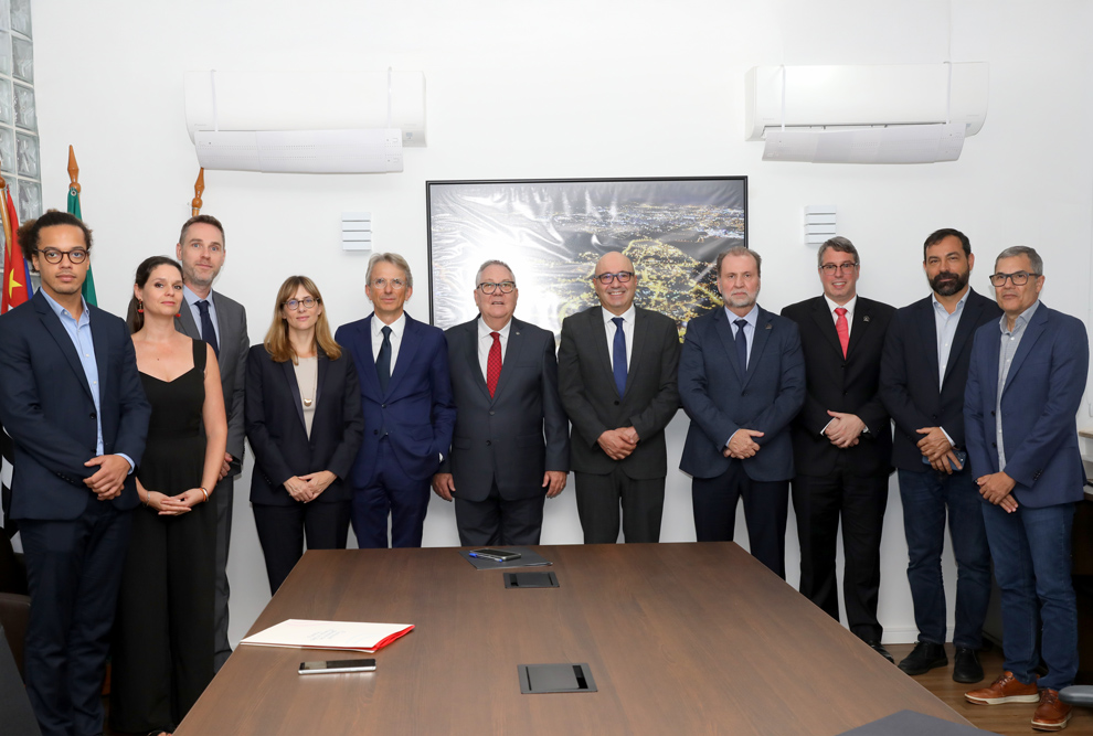 O reitor da Unicamp, Paulo Cesar Montagner (ao centro), entre o embaixador Emmanuel Lenain (esq) e o prefeito Dario Saadi