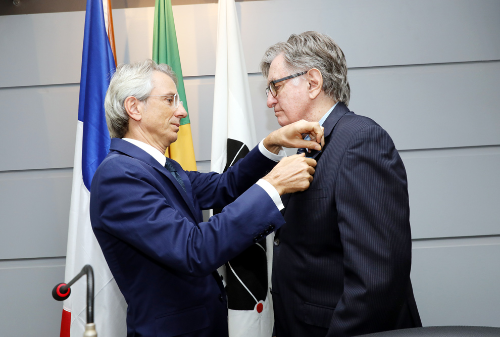 Lenain entrega medalha da Ordem do Mérito no grau de Oficial a José Luiz Guazzelli