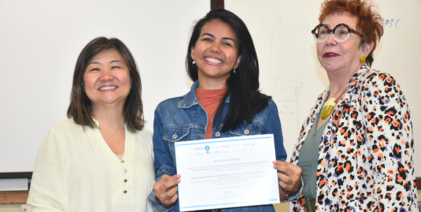 As integrantes da Cameja com o diploma de premiação internacional