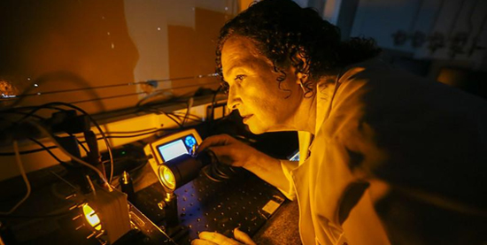 Pesquisadora durante experimento em laboratório; realizou 68 depósitos dos 1.995 pedidos de patente