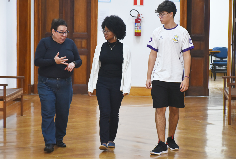 Da esquerda para a direita, a professora Heloísa Müller, os estudantes do Cotuca Maria Vitória dos Santos e Hélio Barbosa: experiência turística com visitas a colégios