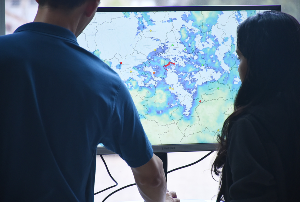 Painel mostra imagens captadas pelo radar que passa a operar em espaço no Cepagri, da Unicamp