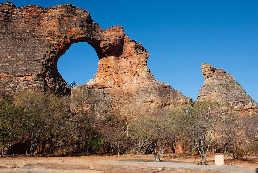Pedra furada na Serra da Capivara, no Piauí: arqueóloga dedicou sua vida à pesquisa e à preservação do local