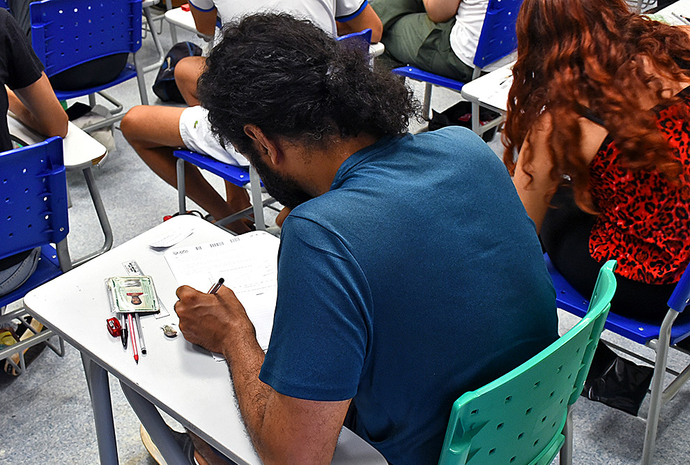 Um pré-requisito para receber a isenção é já ter concluído ou vir a concluir em 2025 o ensino médio