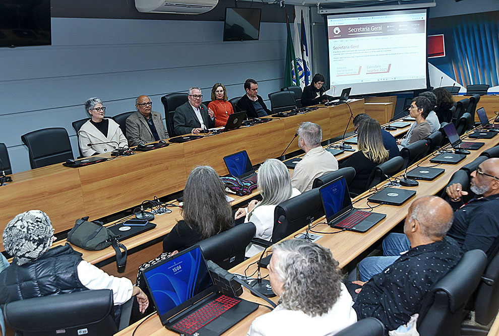 A cerimônia de posse da nova representação docente no Conselho Universitário foi presidida pelo reitor Paulo Cesar Montagner