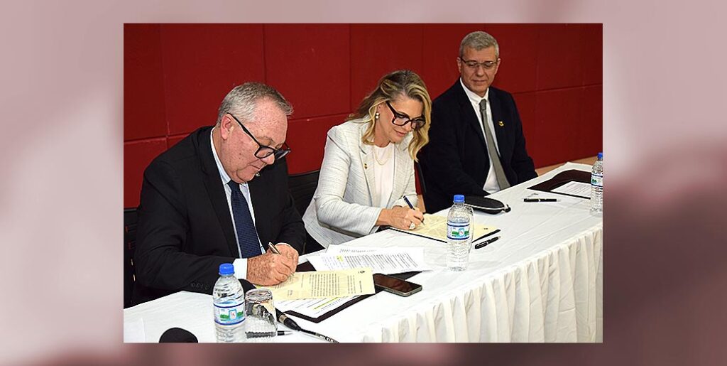 Da esquerda para a direita, o reitor Paulo Cesar Montagner, os novos dirigentes da FOP, Karina Silverio e Márcio de Moraes