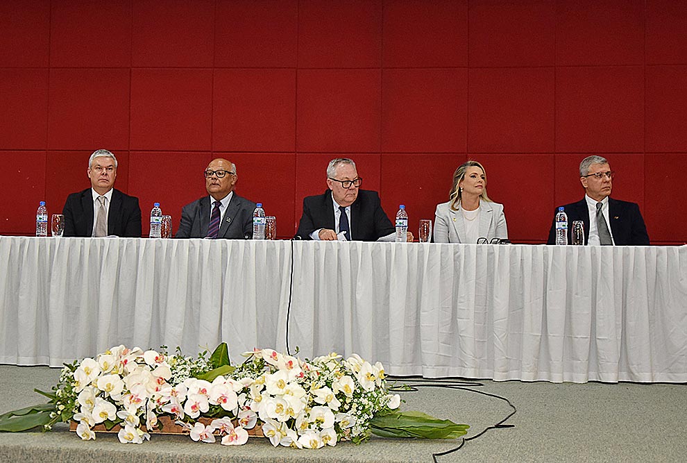 Cerimônia de posse, presidida pelo reitor Paulo Cesar Montagner (ao centro) contou com diversas autoridades da Universidade