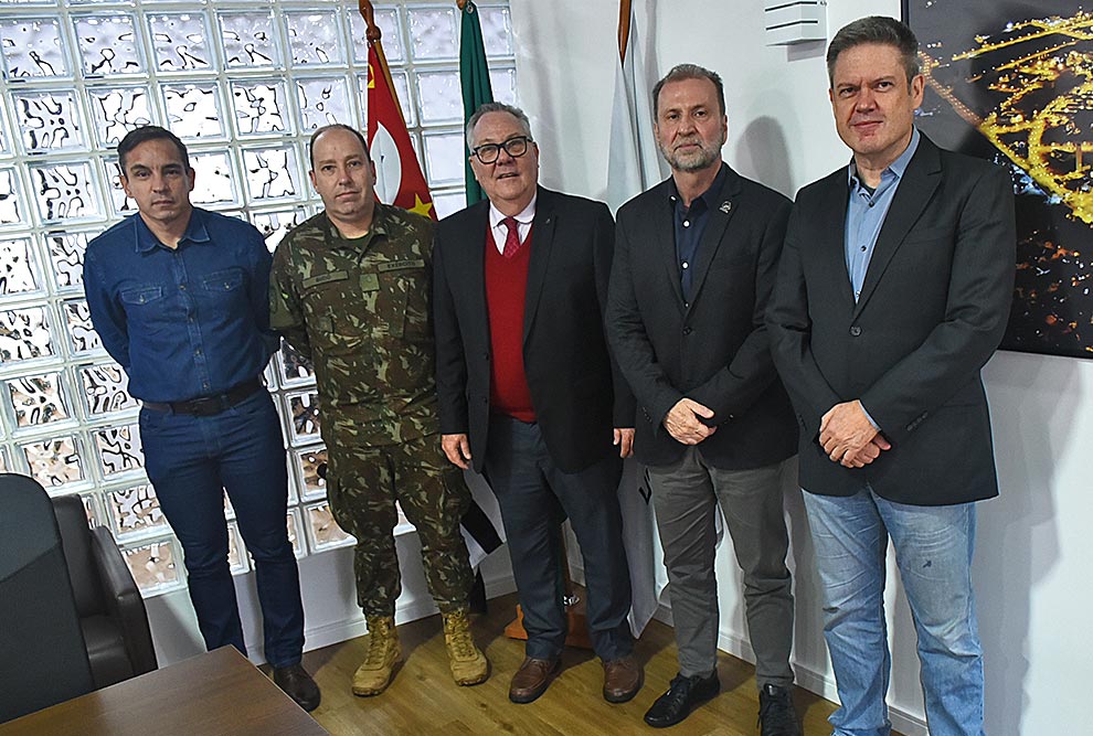 O reitor da Unicamp, Paulo Cesar Montagner (centro) recebe o general Santiago Budo (de farda): novas parcerias