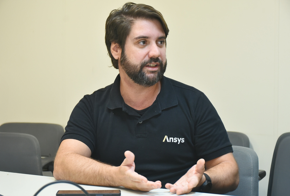 O ex-aluno Sérgio Villalva e atual engenheiro da Ansys