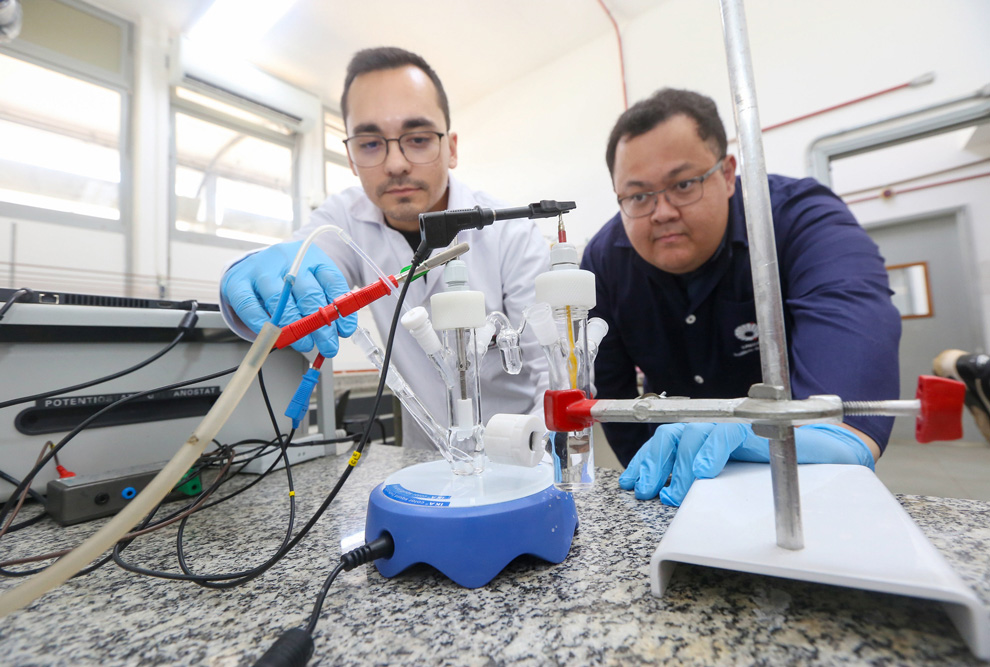 Pesquisadores do Instituto de Química desenvolveram uma tecnologia, também licenciada, que oferece uma alternativa ambientalmente sustentável à produção de amônia