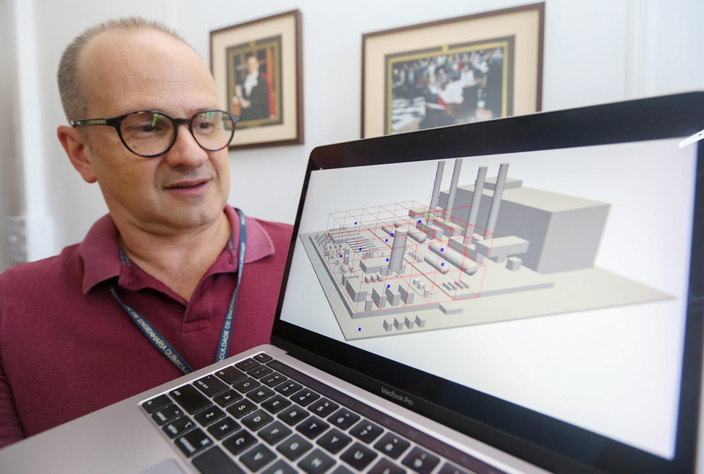 O professor Sávio Vianna, da FEQ, mostra método de simulação de dispersão de gases para a indústria, uma das tecnologias licenciadas pela DPR Engenharia e Simulação