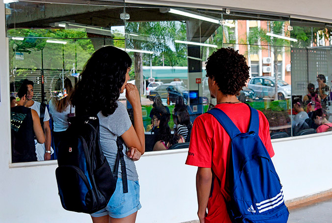 Estudantes aguardam atendimento na DAC; catálogo traz informações e orientações sobre as normas que disciplinam a vida acadêmica 