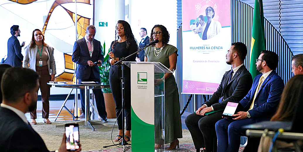 O Prêmio Mulheres na Ciência Amélia Império Hamburger 2025 é concedido pela Câmara dos Deputados