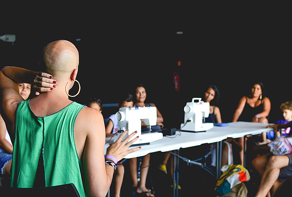 Além de produzir arte, o ateliê faz política por meio da cultura, defendendo o direito de pessoas trans e travestis à existência, à autonomia e à prosperidade em seus territórios.
