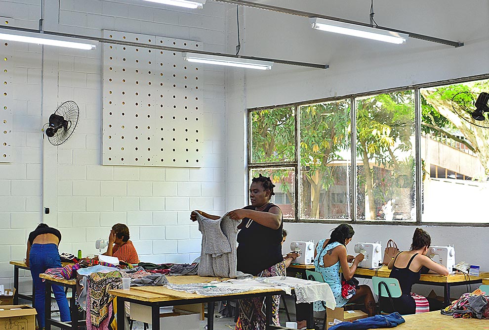 Além de produzir arte, o ateliê faz política por meio da cultura, defendendo o direito de pessoas trans e travestis à existência, à autonomia e à prosperidade em seus territórios.
