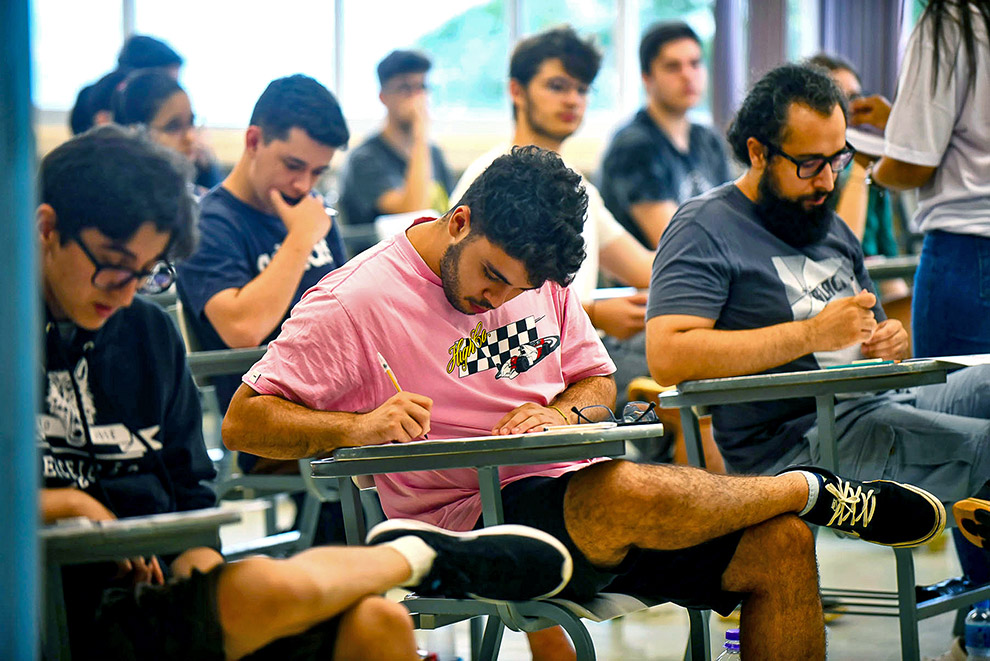 A Comvest recebeu 10.605 pedidos de isenção. Todos os candidatos que preencheram e comprovaram os requisitos foram beneficiados.