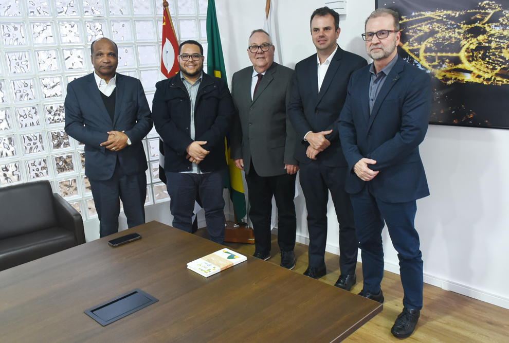 Delegação da cidade de Paulínia é recebida em audiência pelo reitor Paulo César Montagner e o chefe de gabinete, Osvaldir Taranto