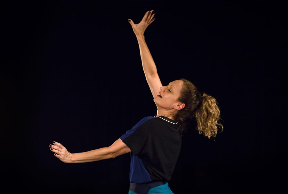 Nascida em 12 de junho de 1964, Silvia construiu uma trajetória marcada pela criação, pelo ensino e pela pesquisa, deixando uma contribuição profunda e múltipla ao pensamento e à prática da dança.