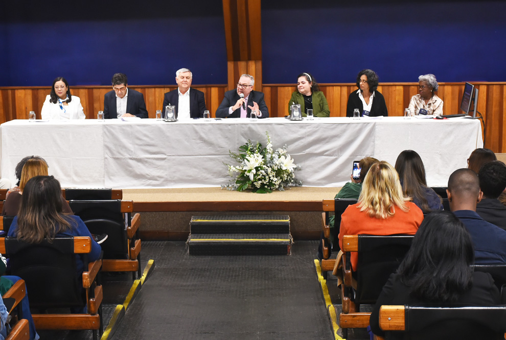 O reitor Paulo Cesar Montagner participou da abertura do IV Geronto Meeting: envelhecimento e cuidado