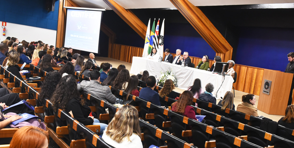 Voltado a estudantes de graduação, pós-graduação, profissionais da área e à comunidade