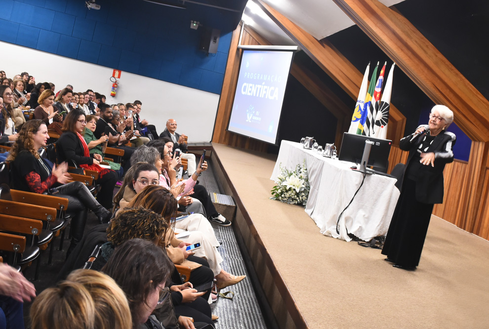 A cantora Catarina participou da abertura do evento; atividades prosseguem até quinta-feira (31)