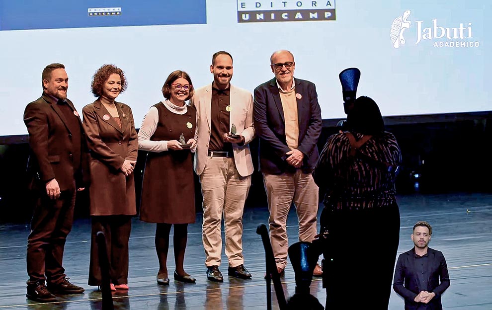 A premiação de Lucas de Almeida Pinheiro, autor do livro publicado pela Editora da Unicamp
