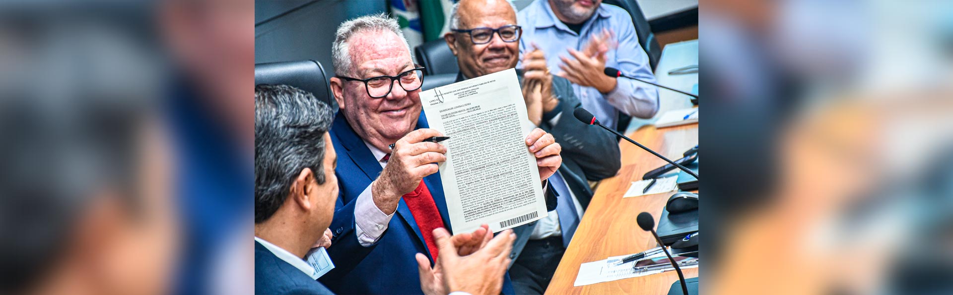 O reitor da Unicamp, Paulo Cesar Montagner, exibe o termo de formalização da compra do terreno para futura moradia estudantil